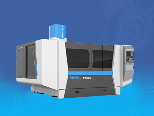精雕機(jī)研發(fā)專家傾心7年研發(fā)了8款鋁型材精雕機(jī)，解決了行業(yè)超大一體式電視機(jī)邊框加工問題。