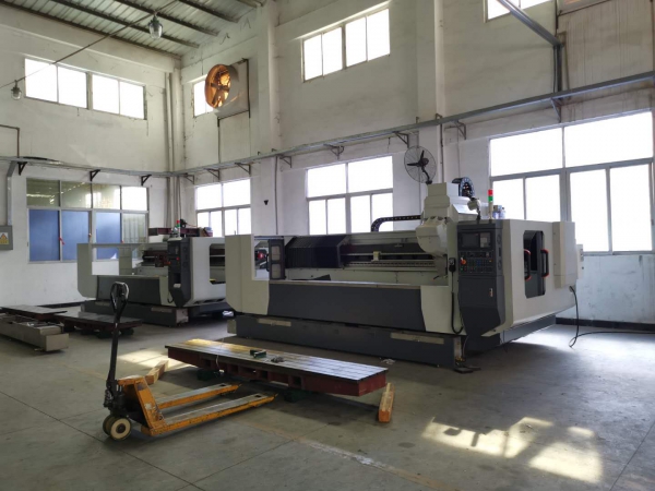 鋁型材加工設(shè)備研發(fā)專家，精工品質(zhì)。30臺鋁型材設(shè)備對外加工