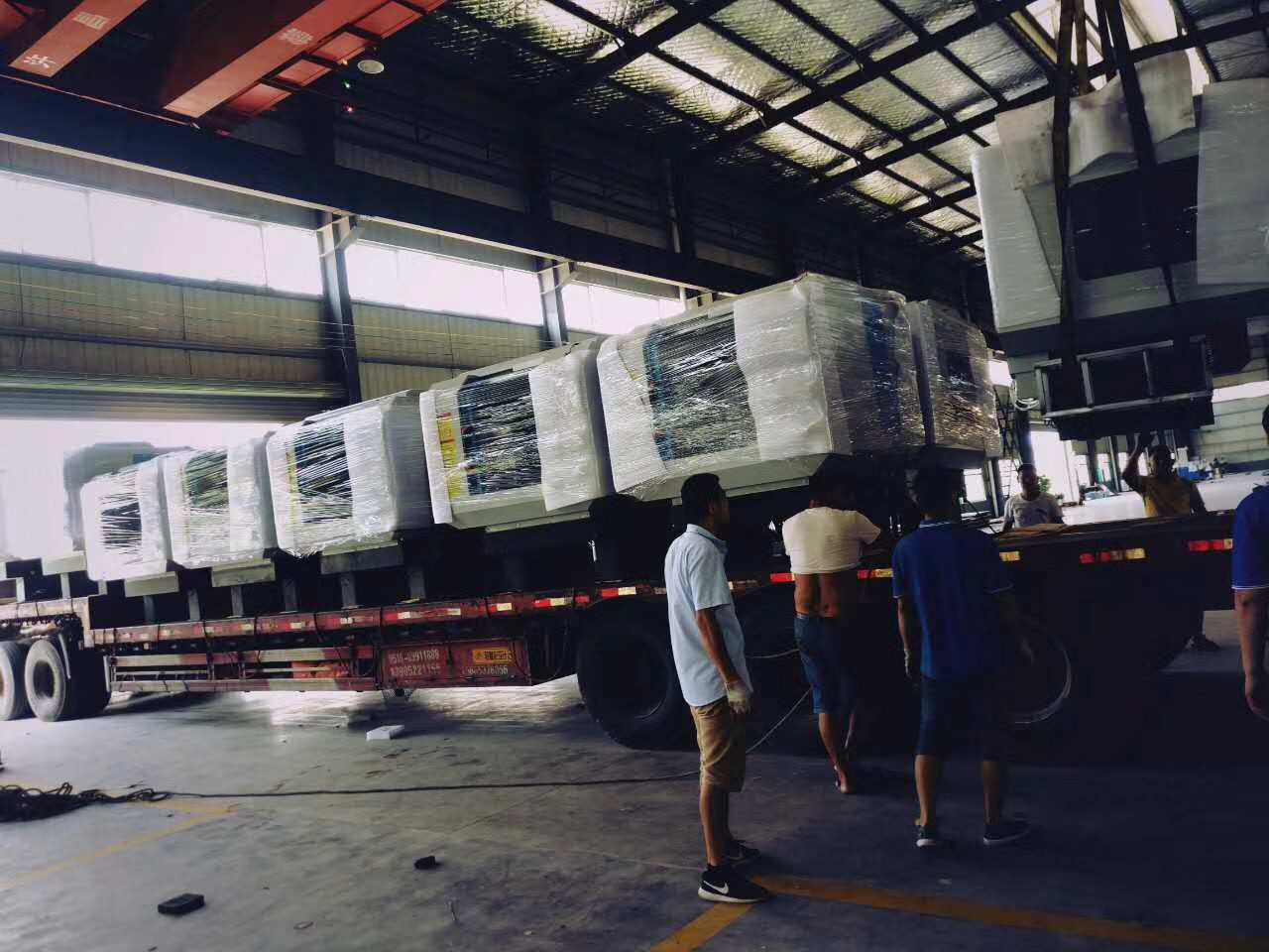 2018深雕數(shù)控迎來第二批玻璃精雕機(jī)，雙頭精雕機(jī)緊張出貨，得到客戶的高度認(rèn)可。